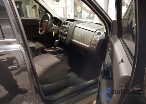 2011 Mazda Tribute I Sport z USA, uszkodzony, nr VIN 4F2CY0C75BKM06748